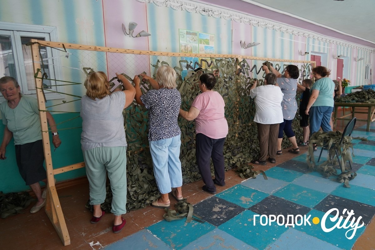 Понад 70 сіток для фронту. Як волонтерки з Великої Левади допомагають захисникам
