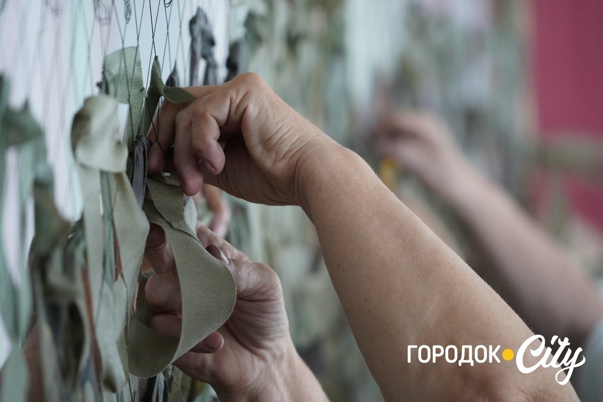 Понад 70 сіток для фронту. Як волонтерки з Великої Левади допомагають захисникам