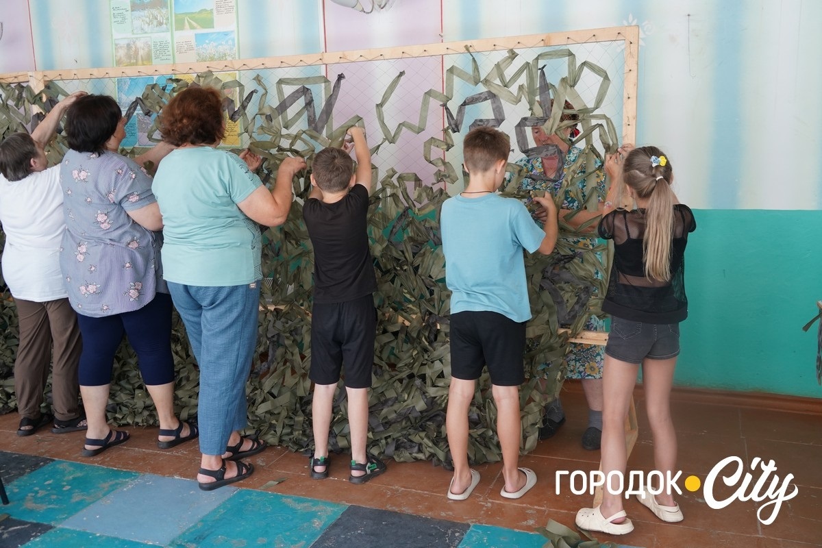 Понад 70 сіток для фронту. Як волонтерки з Великої Левади допомагають захисникам