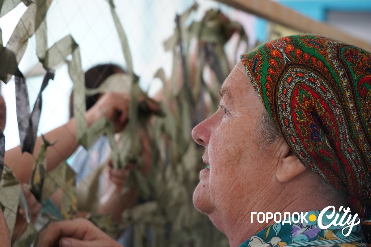 Понад 70 сіток для фронту. Як волонтерки з Великої Левади допомагають захисникам