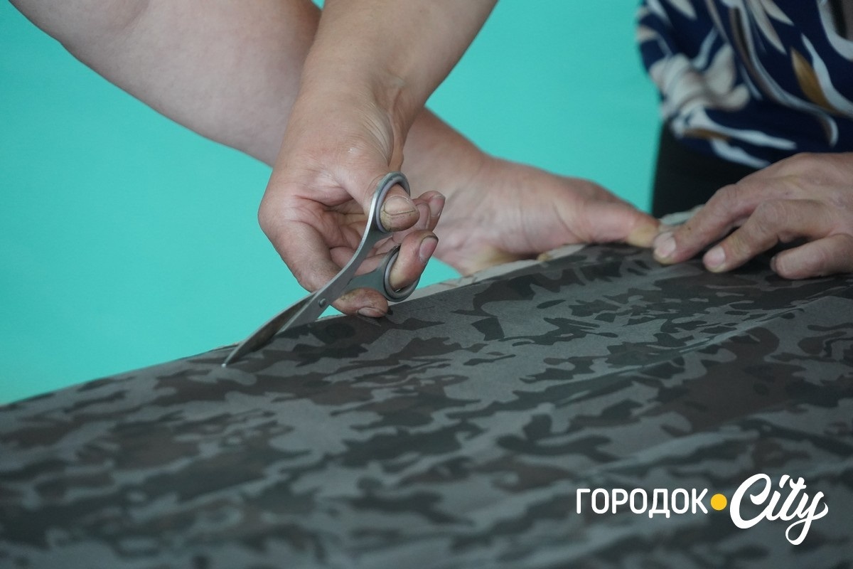 Понад 70 сіток для фронту. Як волонтерки з Великої Левади допомагають захисникам