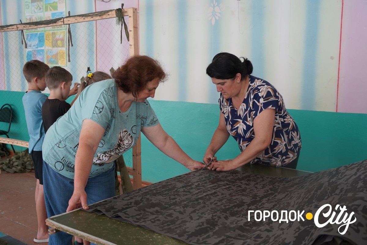 Понад 70 сіток для фронту. Як волонтерки з Великої Левади допомагають захисникам