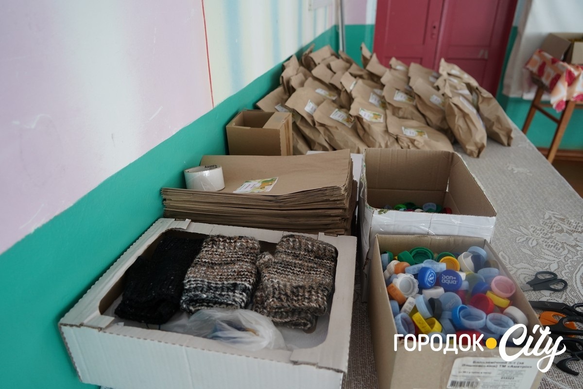 Понад 70 сіток для фронту. Як волонтерки з Великої Левади допомагають захисникам
