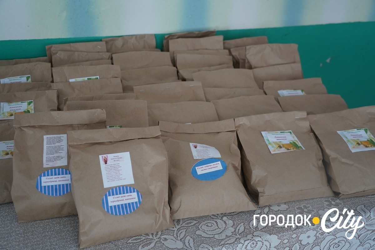 Понад 70 сіток для фронту. Як волонтерки з Великої Левади допомагають захисникам