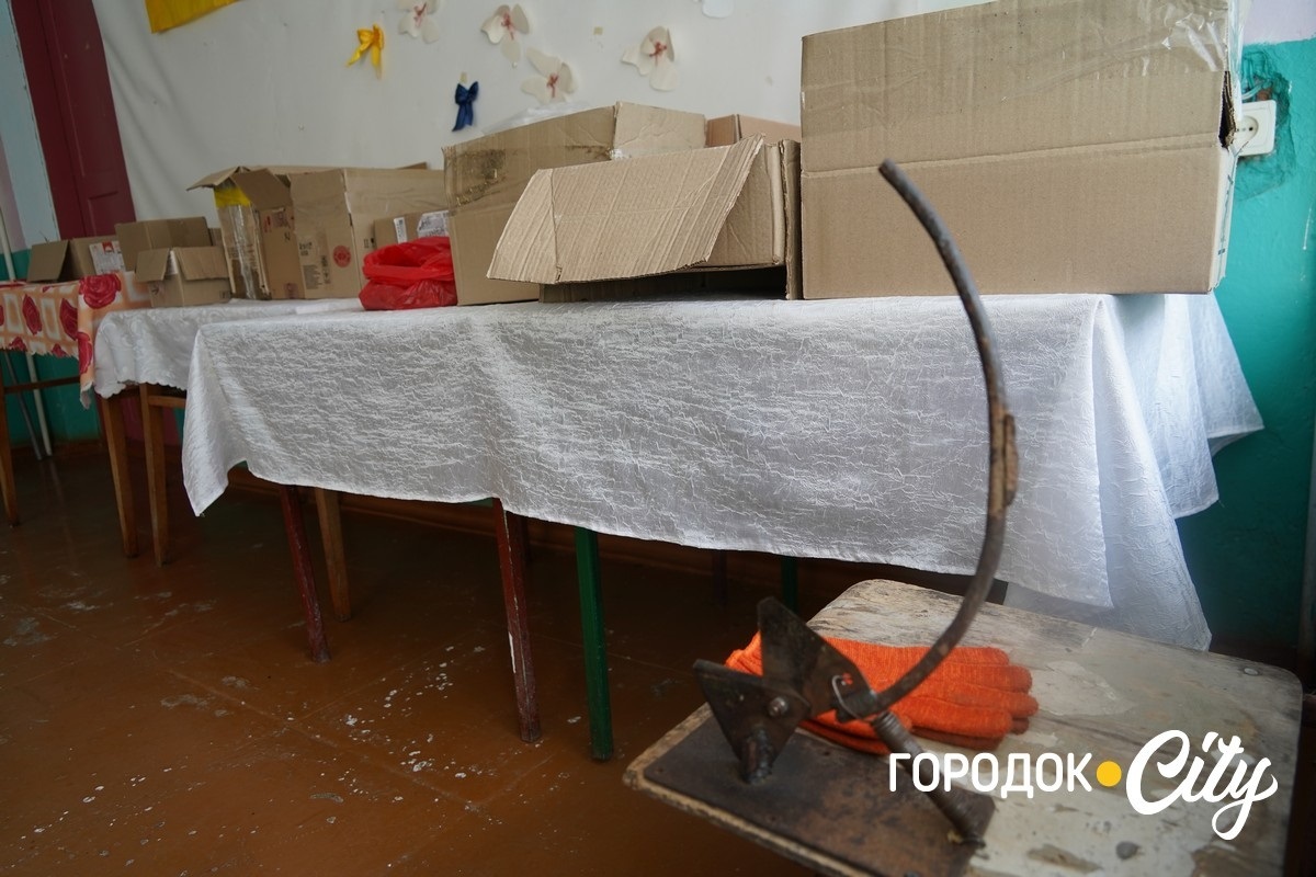 Понад 70 сіток для фронту. Як волонтерки з Великої Левади допомагають захисникам