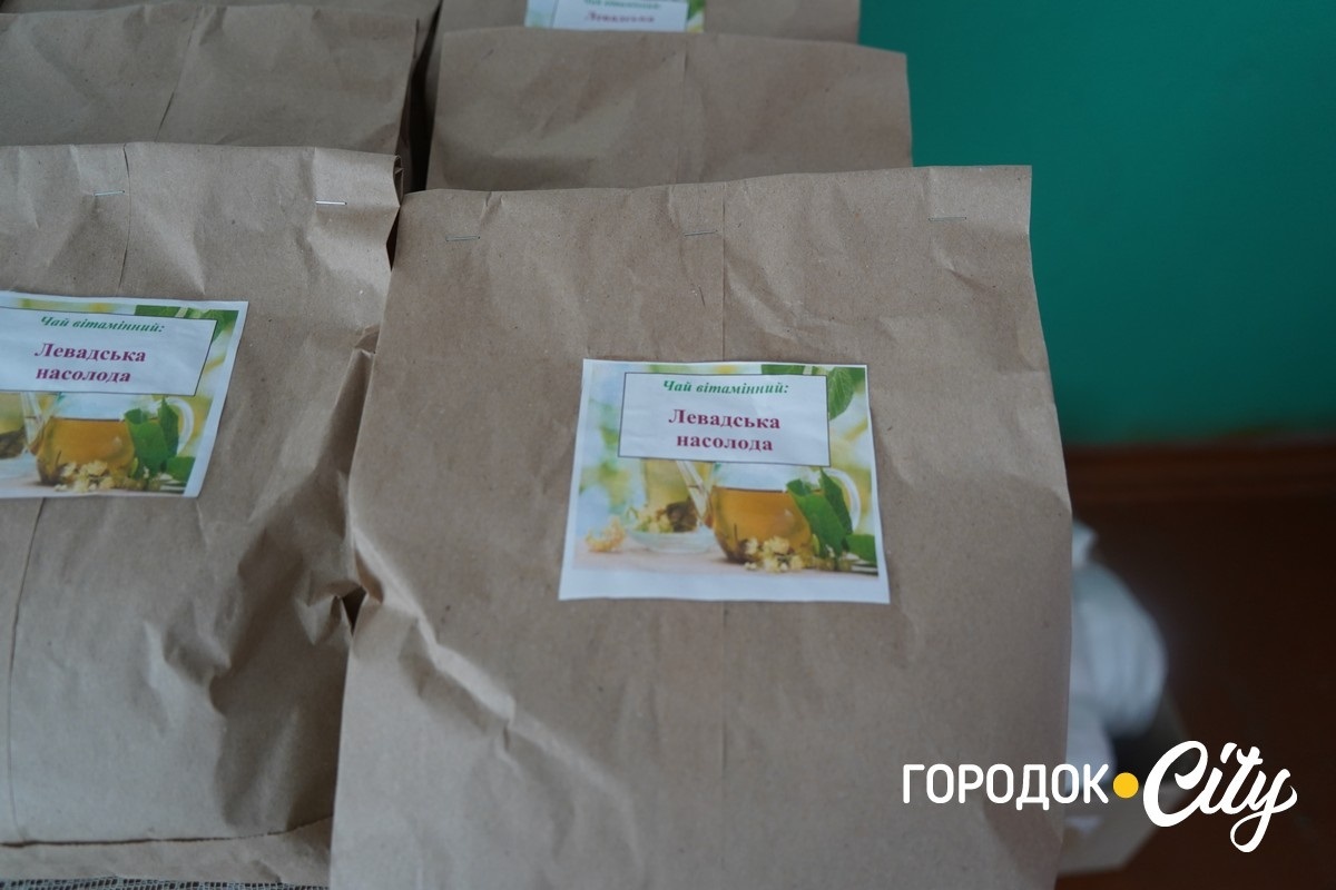 Понад 70 сіток для фронту. Як волонтерки з Великої Левади допомагають захисникам