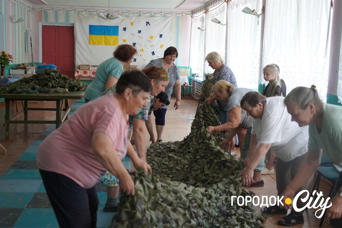 Понад 70 сіток для фронту. Як волонтерки з Великої Левади допомагають захисникам