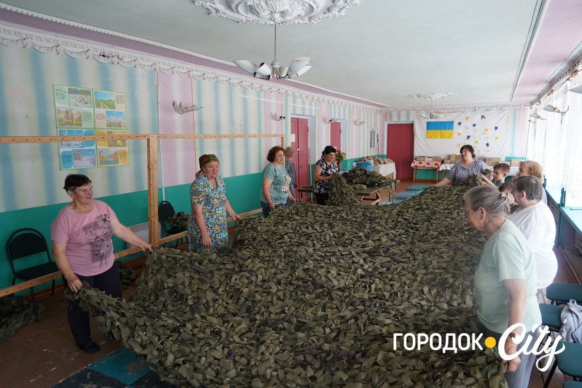 Понад 70 сіток для фронту. Як волонтерки з Великої Левади допомагають захисникам