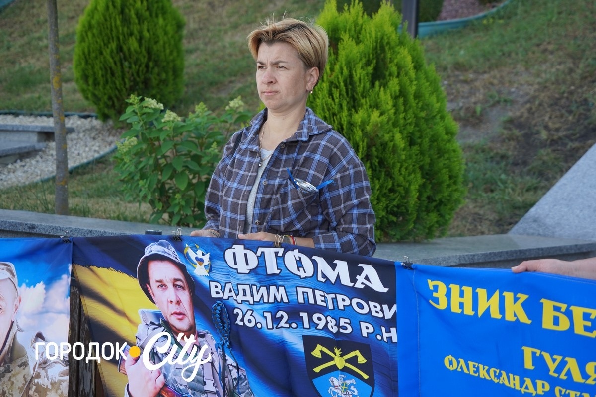 У Городку відкрили «Скриню листів надії»: першими листи опустили діти зниклих безвісти воїнів