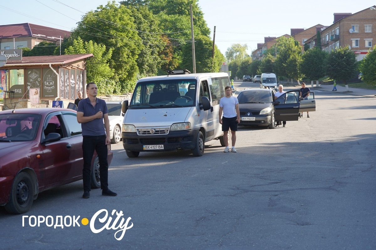 У Городку відкрили «Скриню листів надії»: першими листи опустили діти зниклих безвісти воїнів