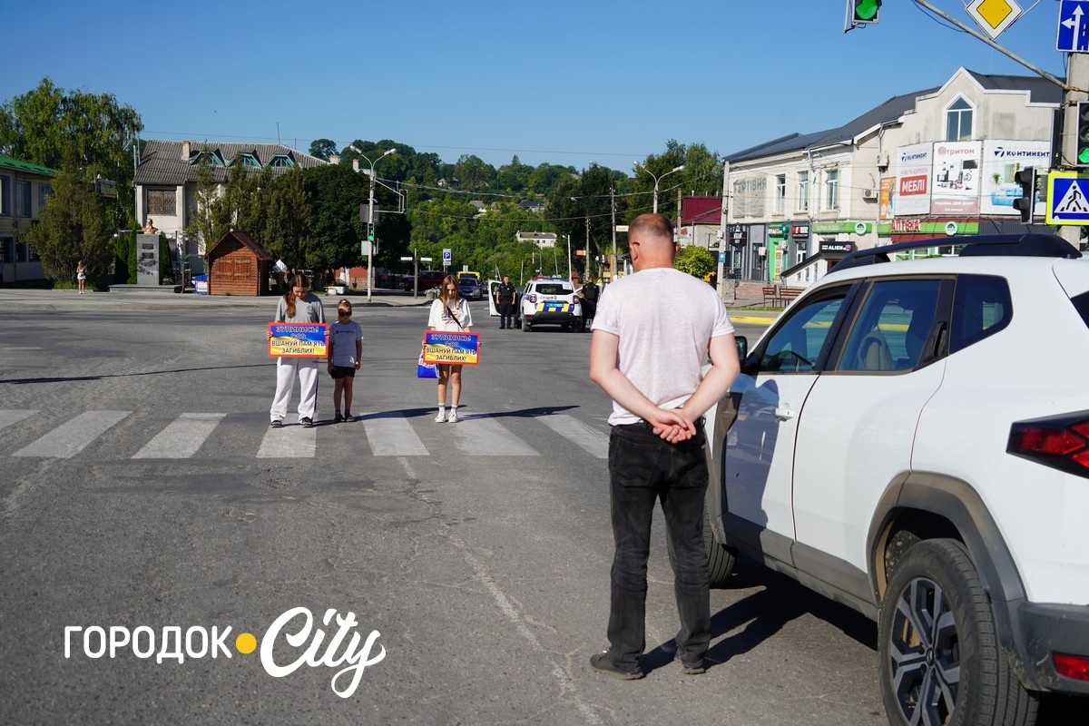 У Городку відкрили «Скриню листів надії»: першими листи опустили діти зниклих безвісти воїнів
