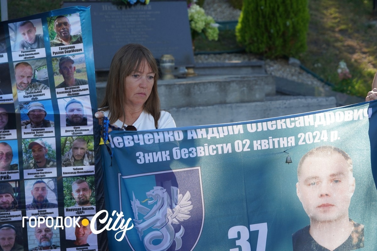 У Городку відкрили «Скриню листів надії»: першими листи опустили діти зниклих безвісти воїнів