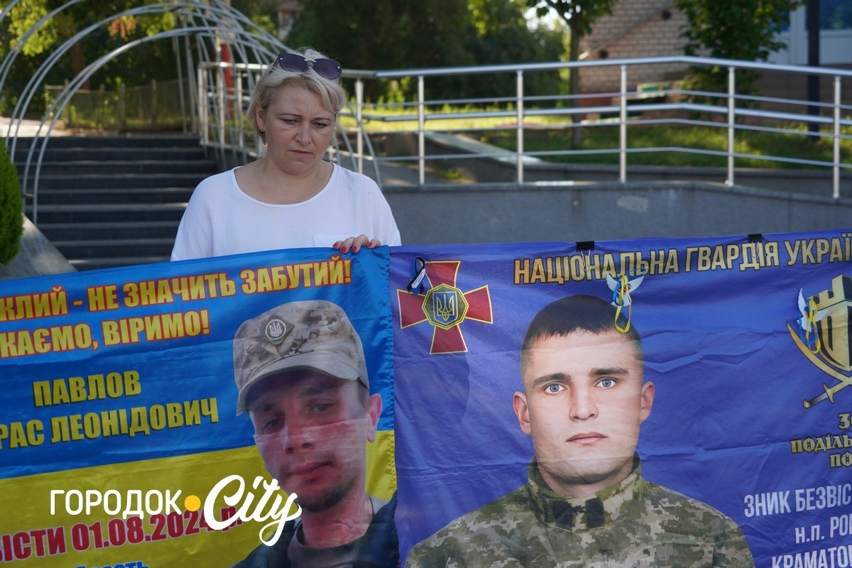 У Городку відкрили «Скриню листів надії»: першими листи опустили діти зниклих безвісти воїнів