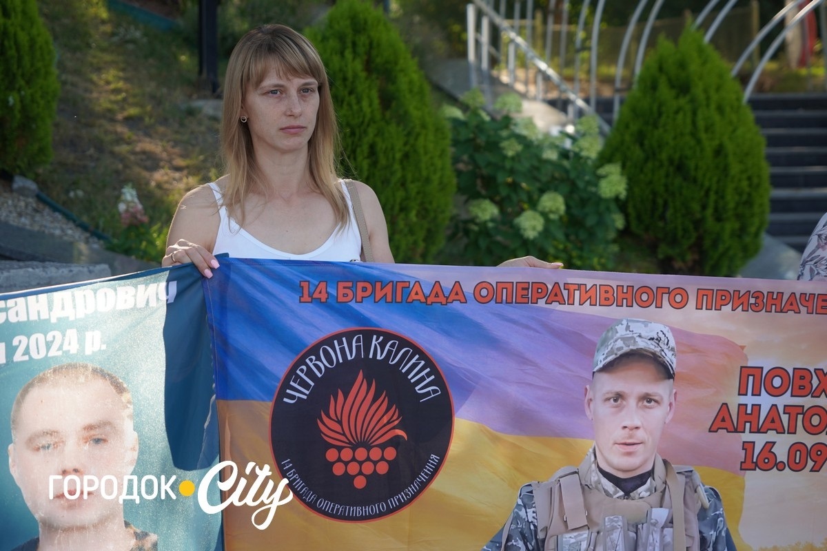 У Городку відкрили «Скриню листів надії»: першими листи опустили діти зниклих безвісти воїнів