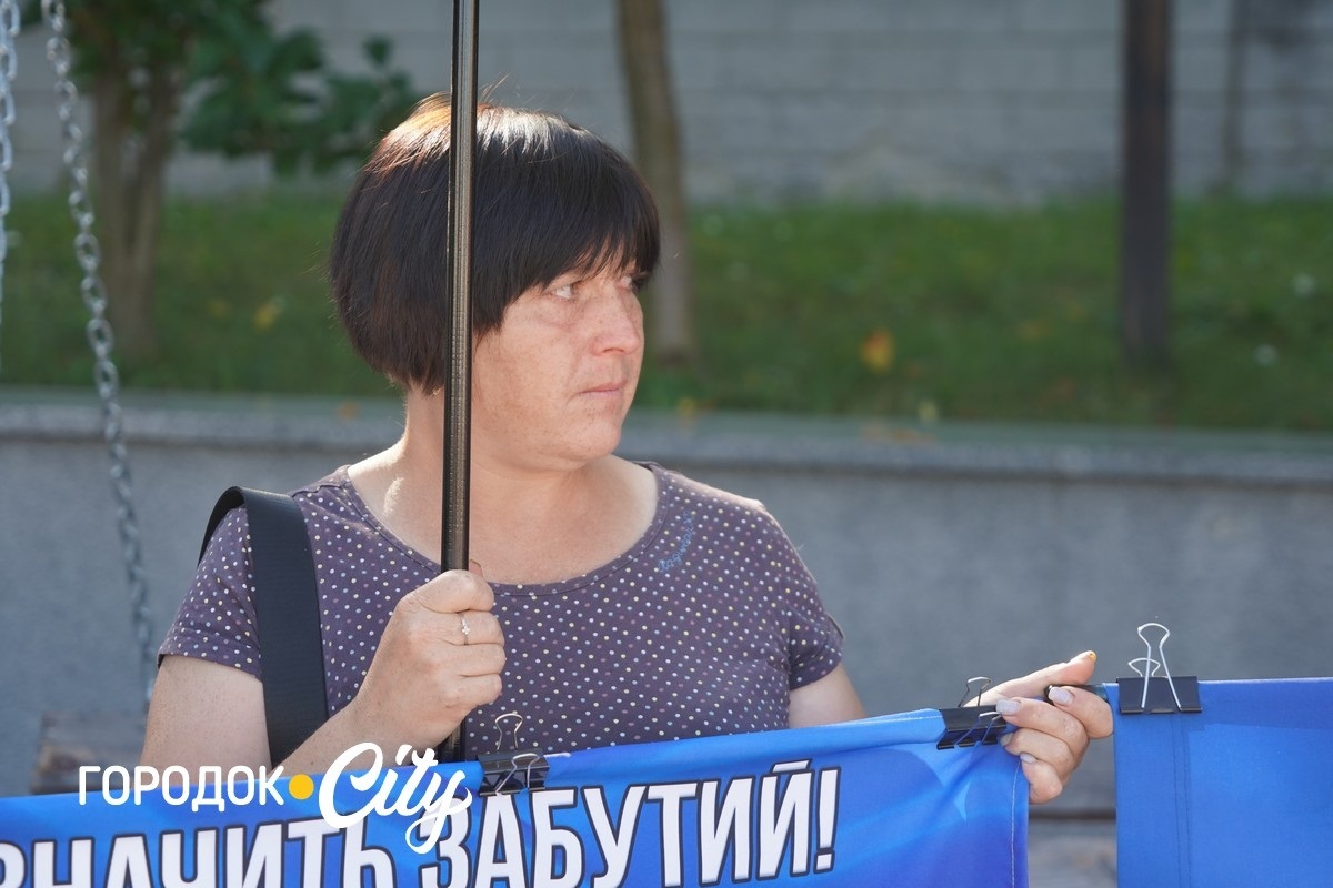 У Городку відкрили «Скриню листів надії»: першими листи опустили діти зниклих безвісти воїнів
