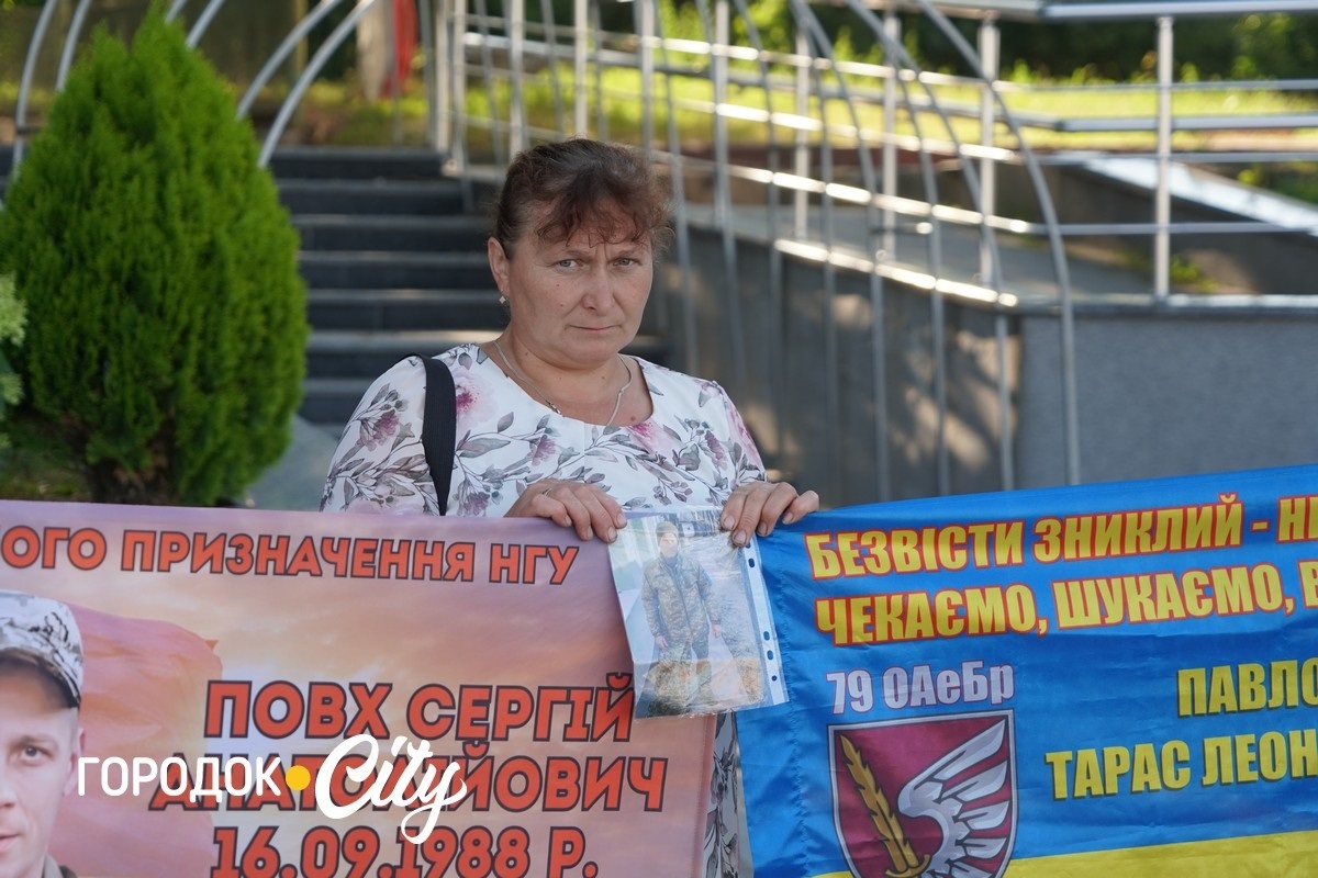 У Городку відкрили «Скриню листів надії»: першими листи опустили діти зниклих безвісти воїнів
