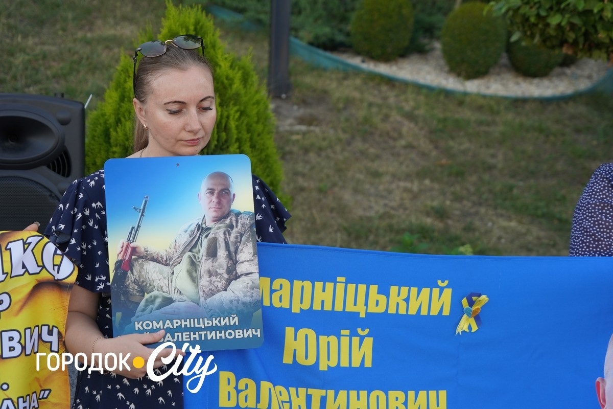 У Городку відкрили «Скриню листів надії»: першими листи опустили діти зниклих безвісти воїнів