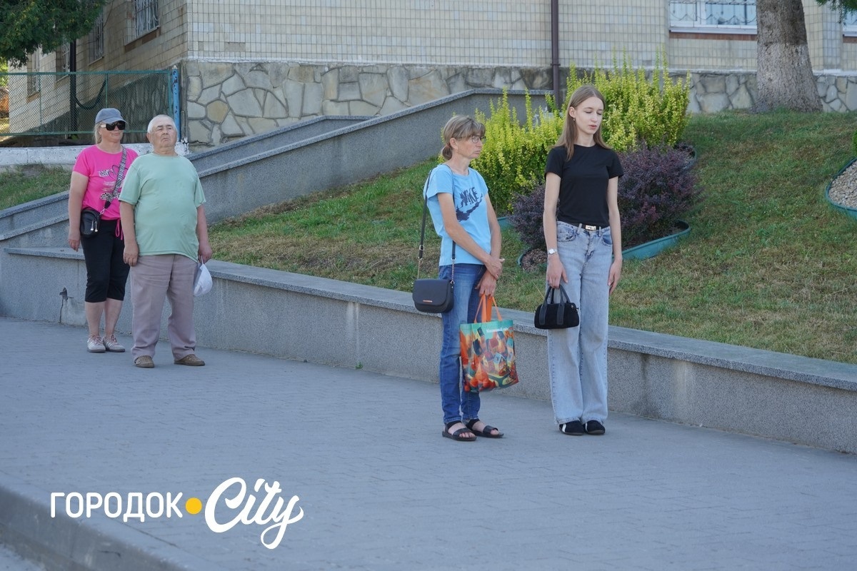 У Городку відкрили «Скриню листів надії»: першими листи опустили діти зниклих безвісти воїнів