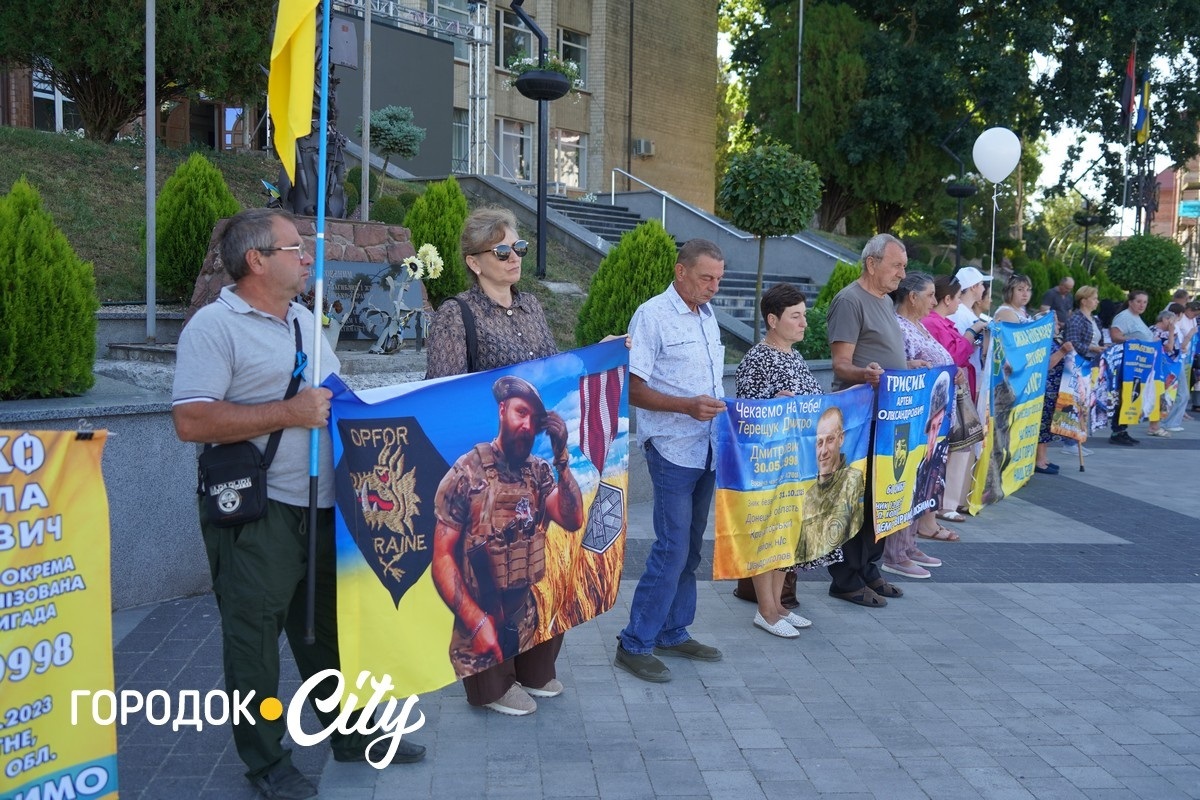 У Городку відкрили «Скриню листів надії»: першими листи опустили діти зниклих безвісти воїнів