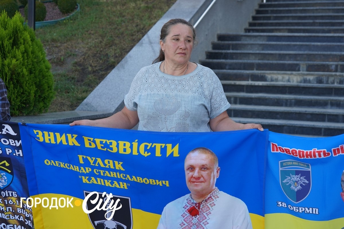 У Городку відкрили «Скриню листів надії»: першими листи опустили діти зниклих безвісти воїнів