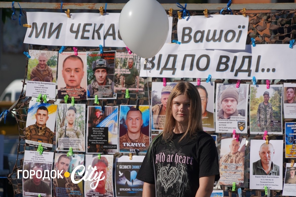 У Городку відкрили «Скриню листів надії»: першими листи опустили діти зниклих безвісти воїнів