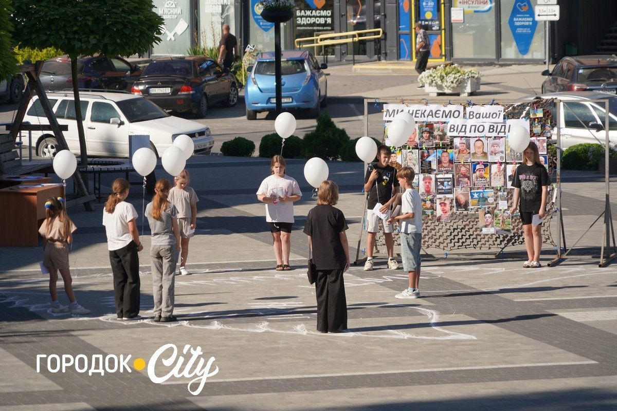 У Городку відкрили «Скриню листів надії»: першими листи опустили діти зниклих безвісти воїнів