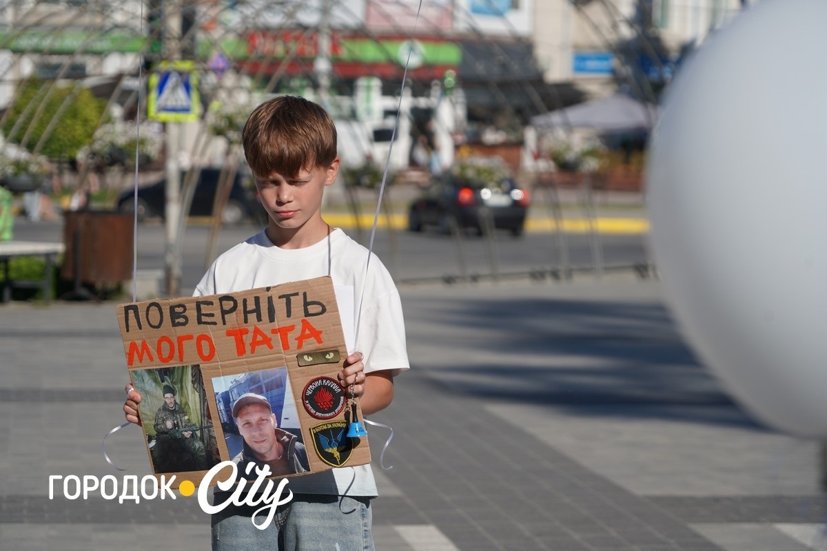 У Городку відкрили «Скриню листів надії»: першими листи опустили діти зниклих безвісти воїнів