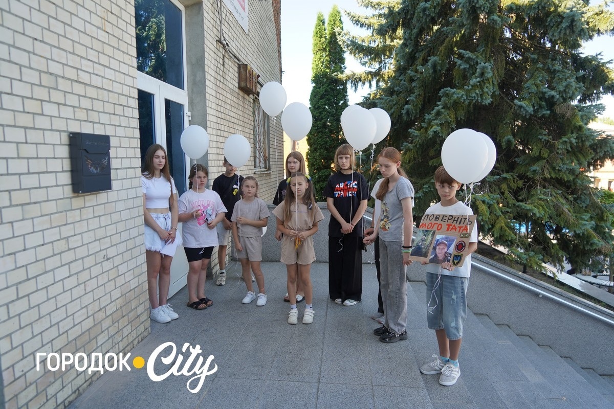 У Городку відкрили «Скриню листів надії»: першими листи опустили діти зниклих безвісти воїнів