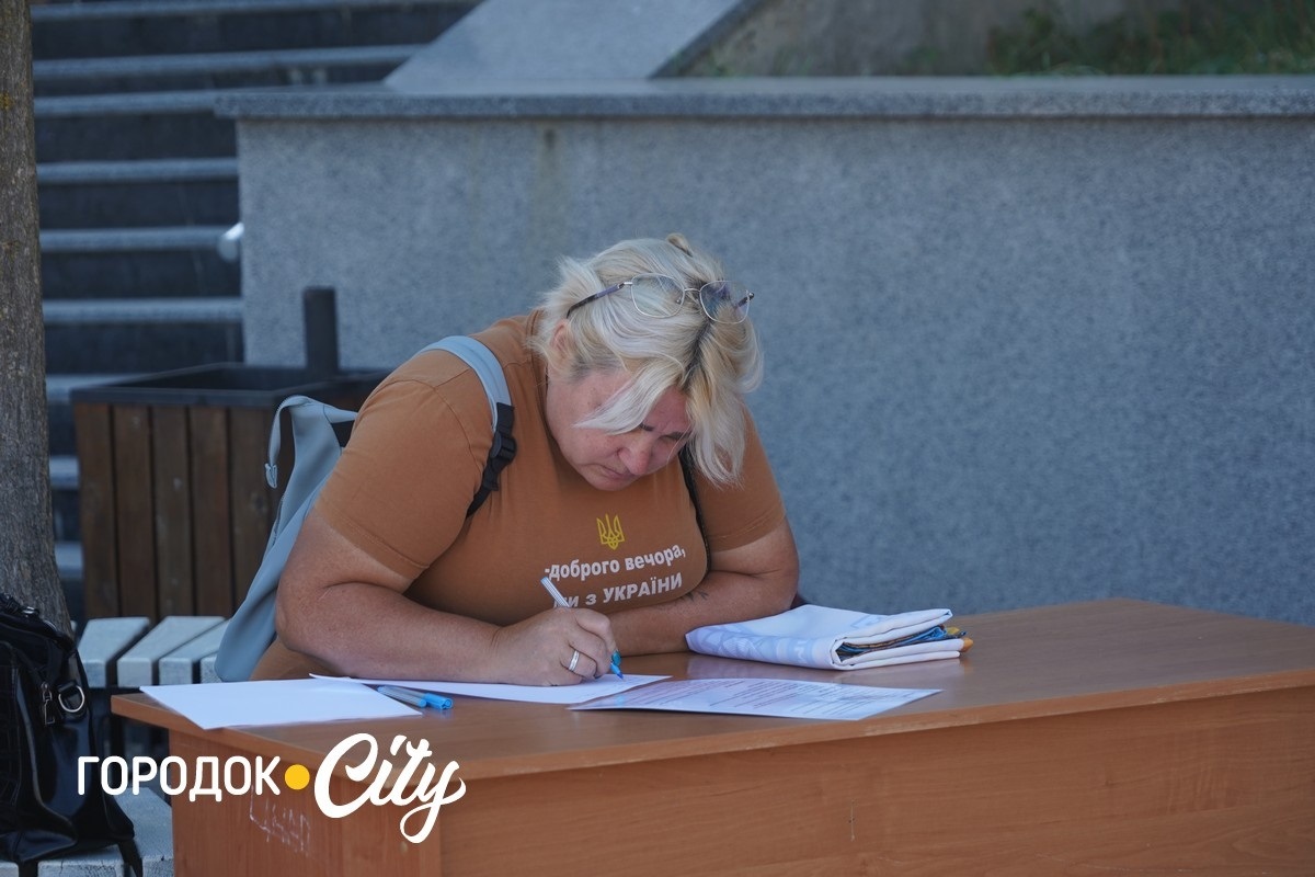 У Городку відкрили «Скриню листів надії»: першими листи опустили діти зниклих безвісти воїнів
