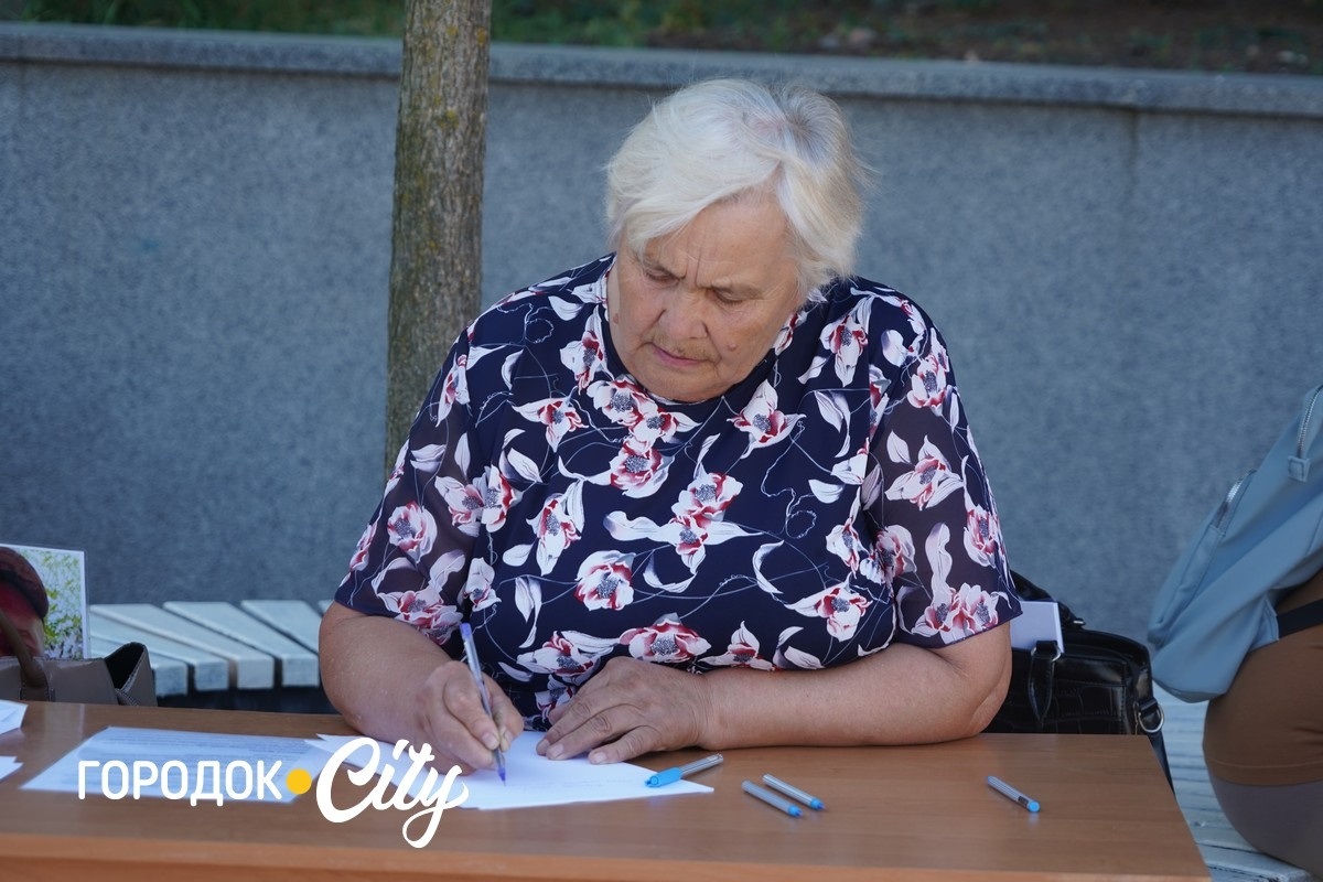 У Городку відкрили «Скриню листів надії»: першими листи опустили діти зниклих безвісти воїнів