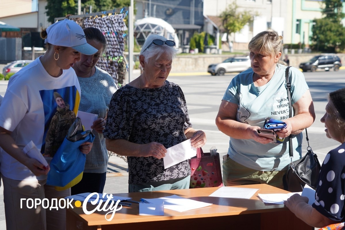 У Городку відкрили «Скриню листів надії»: першими листи опустили діти зниклих безвісти воїнів