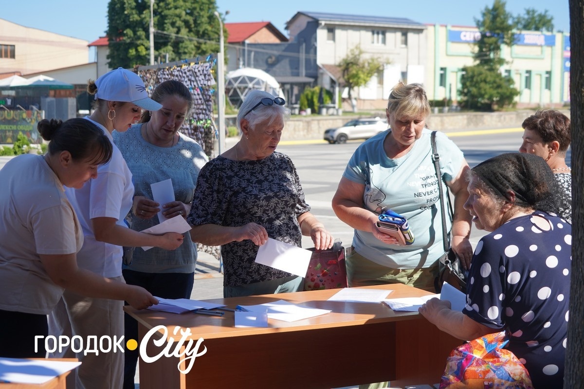 У Городку відкрили «Скриню листів надії»: першими листи опустили діти зниклих безвісти воїнів