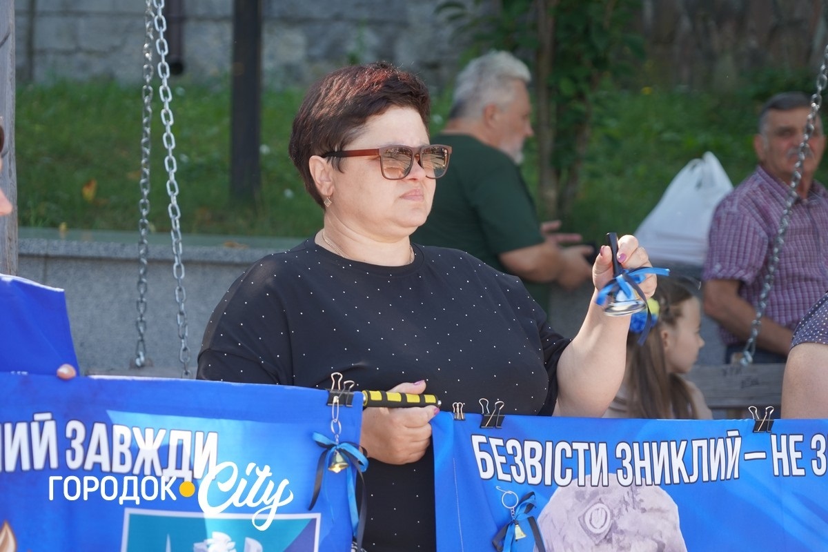 У Городку відкрили «Скриню листів надії»: першими листи опустили діти зниклих безвісти воїнів