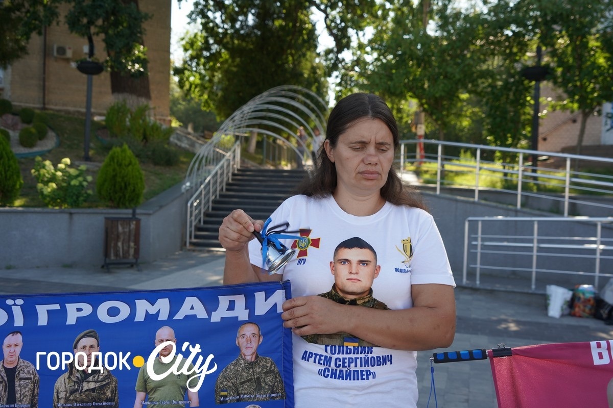 У Городку відкрили «Скриню листів надії»: першими листи опустили діти зниклих безвісти воїнів