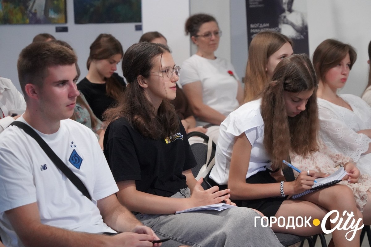 Як народжуються сучасні ліки: учасники літньої школи Виноградського побували у ролі розробників
