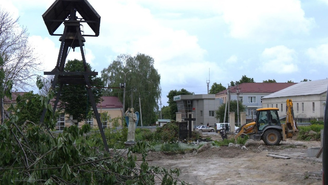 Не будуть перепоховані лише священники, які померли відносно недавно, зокрема о. Владислав Ванагс, завдяки якому зведений цей та багато інших храмів на Заході України.