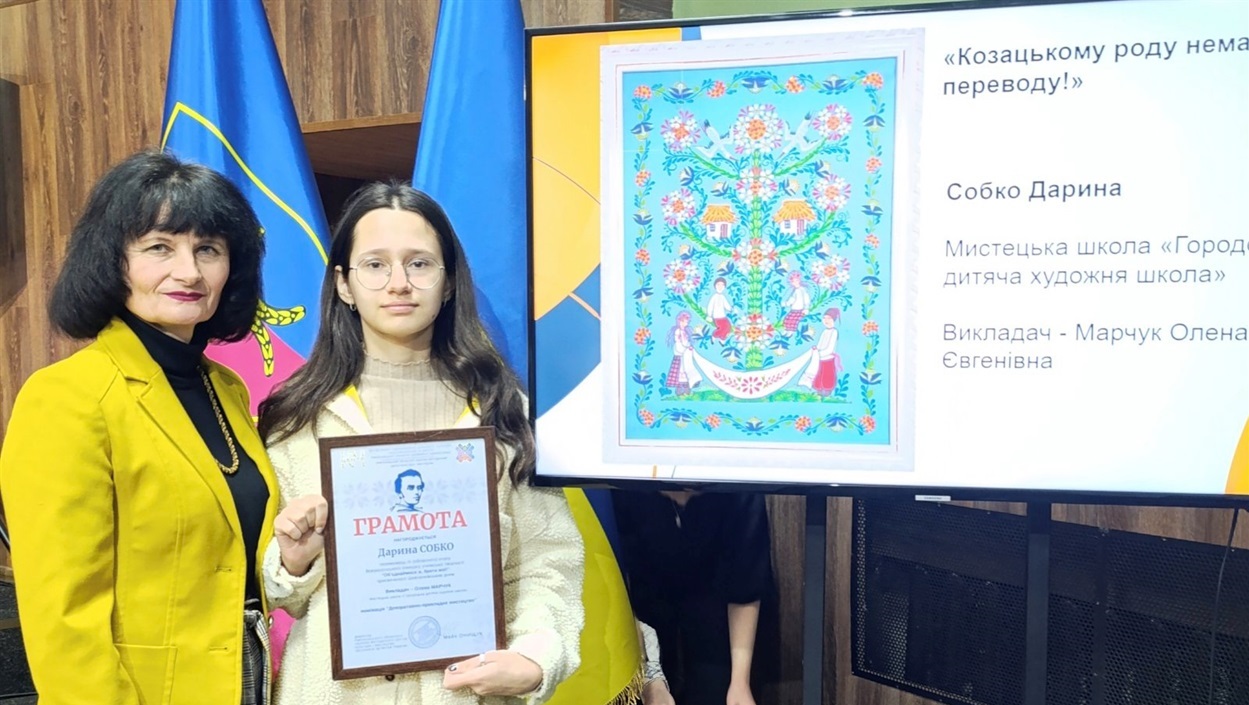 Дарина Собко зі своєю вчителькою Оленою Марчук. На екрані робота юної мисткині