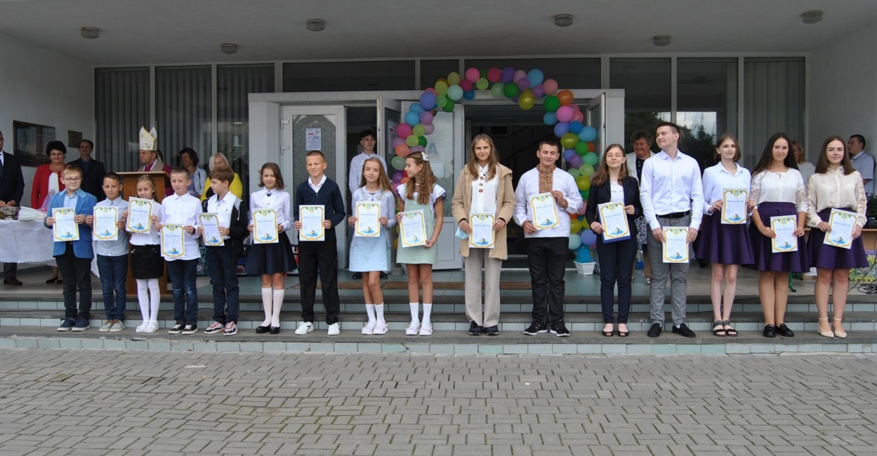 Грамоти за успіхи у навчанні отримали 16 учнів.