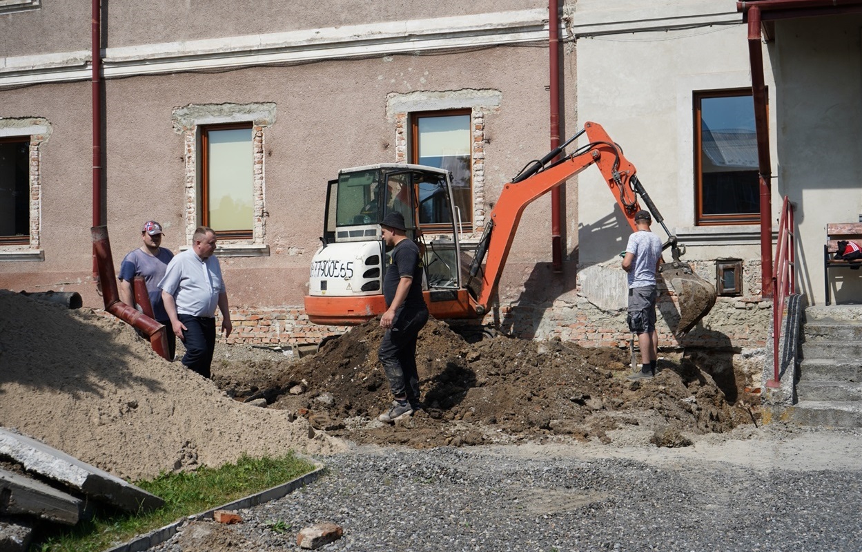 Зараз в Інституті роблять гідроізоляцію фундаменту