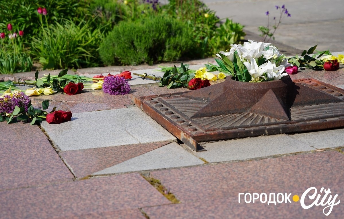 Живі квіти, як знак пошани.