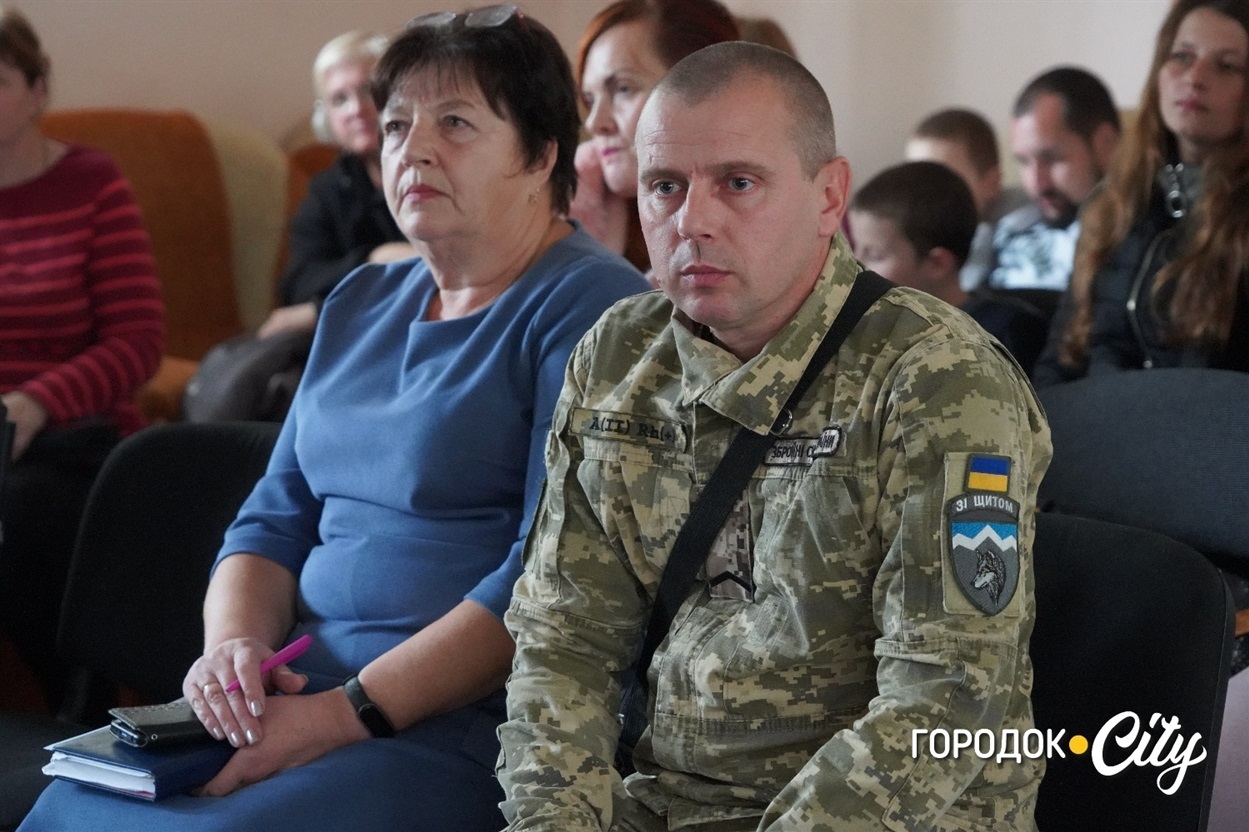 Зараз захисник проходить реабілітацію після поранення і водночас працює у другому відділі Хмельницького районного територіального центру комплектування та соціальної підтримки.