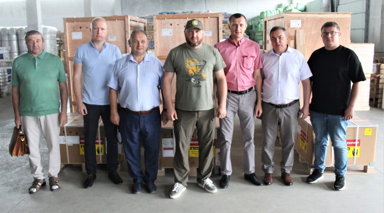 Представники медзакладів отримують обладнанння.