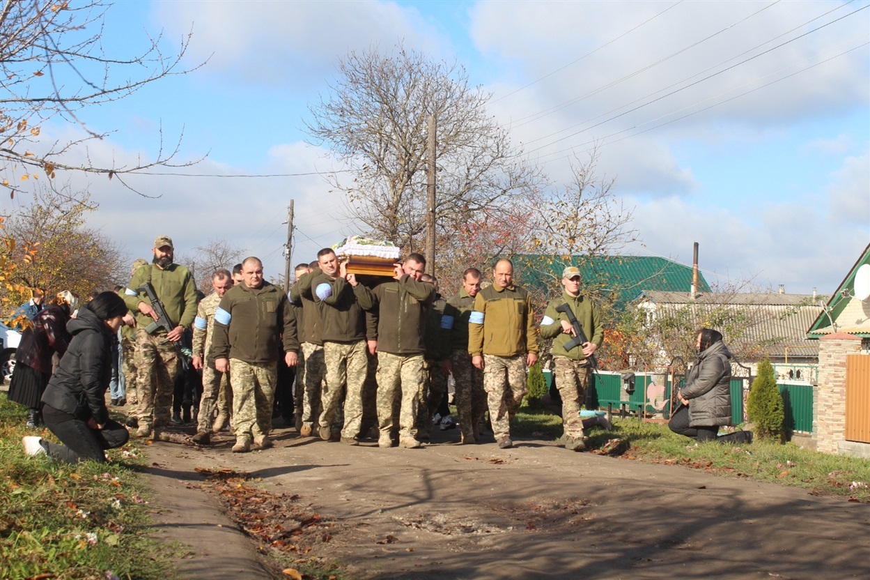 Люди несли оберемки квітів, здебільшого патріотичних синьо-жовтих кольорів.