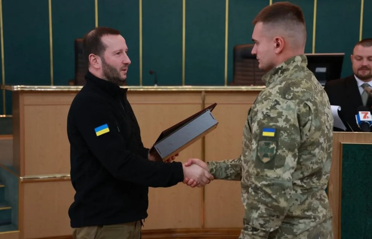 За високий професіоналізм, сумлінне виконання службових обов'язків, вагомий внесок у забезпечення реалізації державної право­вої політики та з нагоди Дня юриста нагороджений почесною грамотою Хмельницької обласної військової адміністрації (2023 р.).