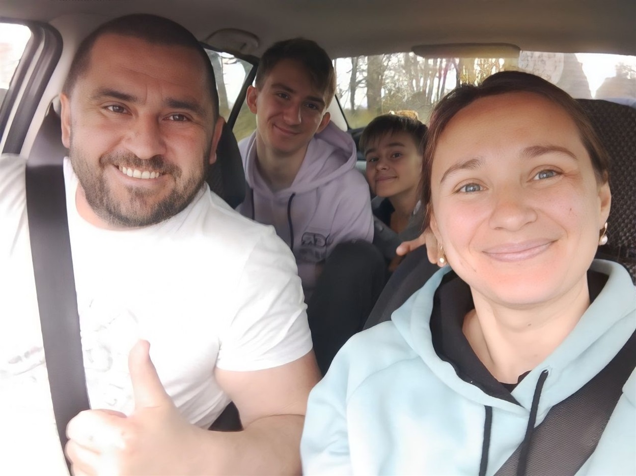 Світлина з минулого життя. Дмитро зі своєю сім'єю. 
