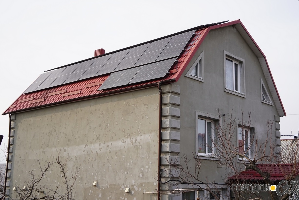 Сонячні панелі встановлені на будинку городоччанина
