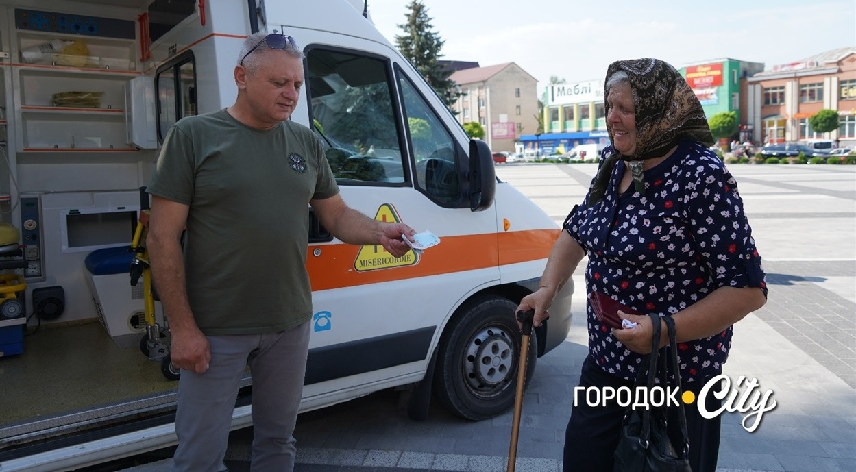 Під час передачі автомобілів мати одного з полеглих воїнів передала волонтерам тисячу гривень на потреби ЗСУ.