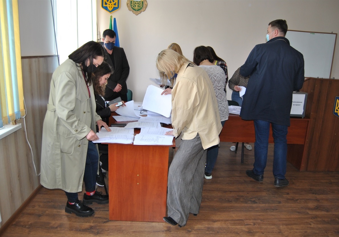 26 бюлетенів не зараховано через помилки у їх заповненні (не було вказано проєкт, за який людина голосує, або не поставлено дату і підпис).