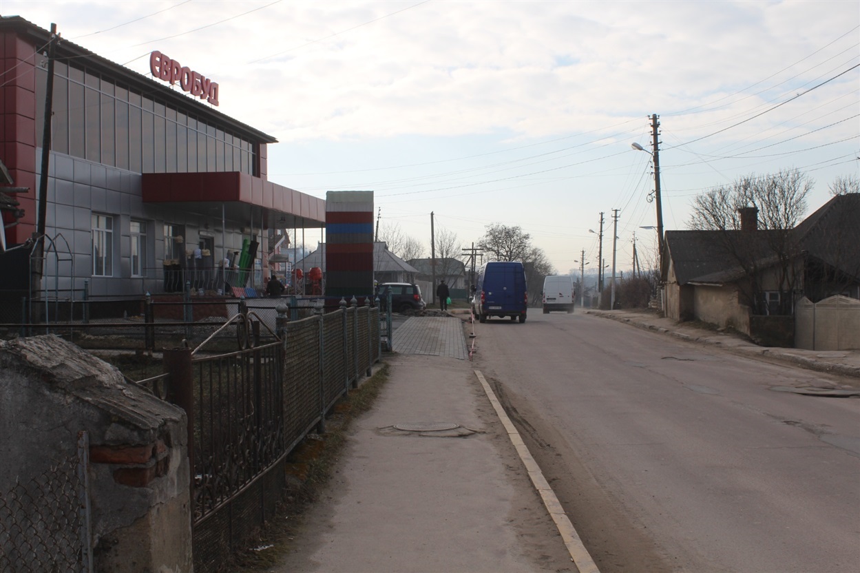 Роботи по облаштуванню тротуару та стоянки уже розпочато