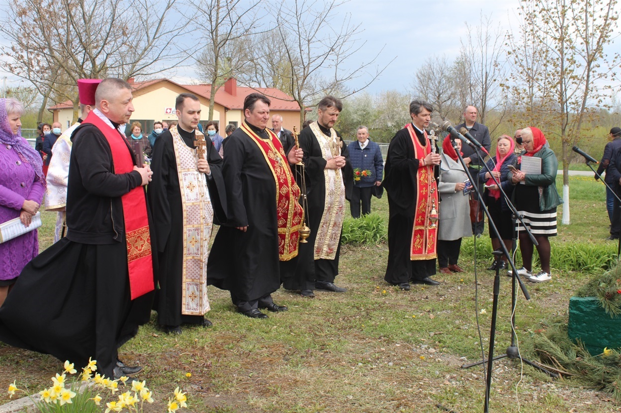 Біля братської могили воїнів відбулася екуменічна молитва.
